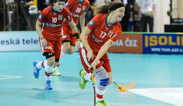 Hráčky české florbalové reprezentace v duelu se Švýcarskem. Ilustrační foto. Zdroj: WFC2013