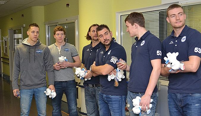 Hokejisté Komety na dětské onkologii, foto: HC Kometa