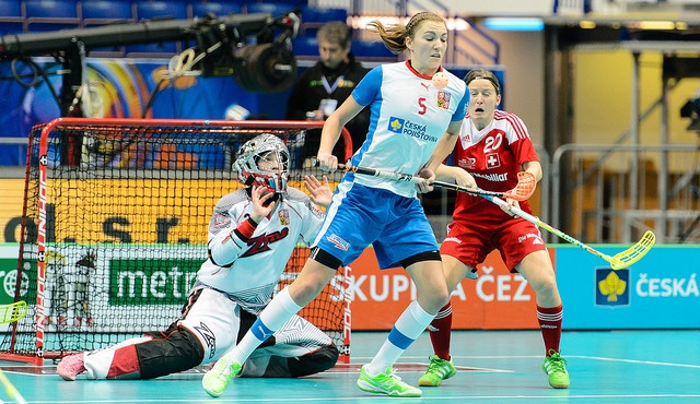Eliška Krupnová střeží prostor před brankou českého týmu v utkání o bronz. Zdroj: WFC2013