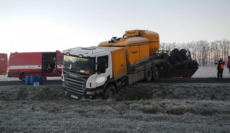 FOTO: Z kamionu po nehodě vyteklo 200 litrů nafty