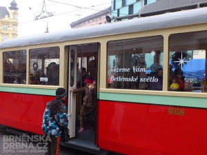 Do Betlémské tramvaje si pro světlo přišly desítky Brňanů, foto: Brněnská Drbna, David Zouhar