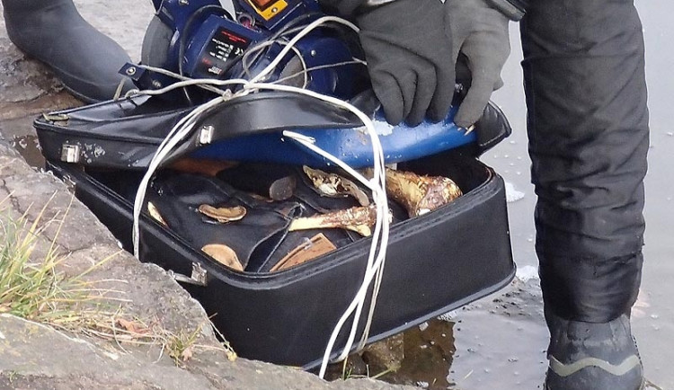 ŠOK! Z Malše potápěči vylovili kufr plný kostí!