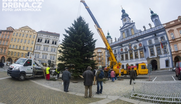 Vánoční strom bude zdobit náměstí už jen do úterý