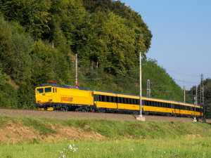 Místo žlutých autobusů budou jezdit žluté vlaky