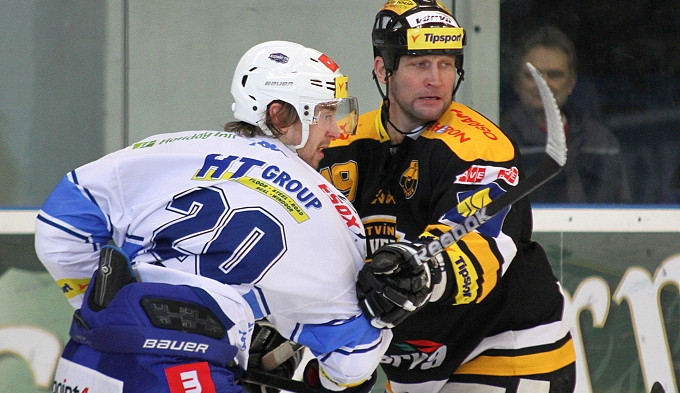 Brněnský Zohorna v souboji s litvínovským Šlégrem. Zdroj: hc-kometa.cz