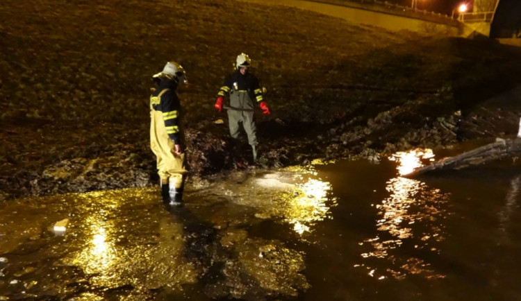 Havárie vodovodu vytvořila v Hradecké ulici lagunu