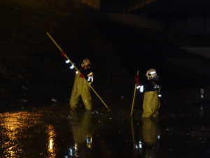 Hasiči odklízejí vodní lagunu v Hradecké ulici, foto: hasiči JMK