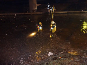 Hasiči odklízejí vodní lagunu v Hradecké ulici, foto: hasiči JMK