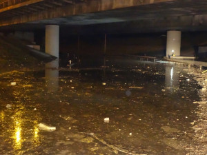 Hasiči odklízejí vodní lagunu v Hradecké ulici, foto: hasiči JMK