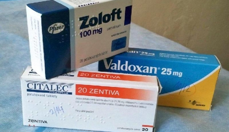 Opilý muž se chtěl otrávit léky, našli ho strážníci
