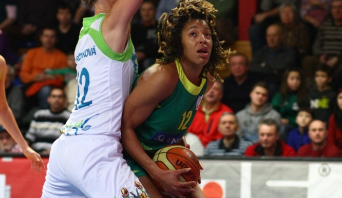 Jurčenková brání střelkyni Šoproně v utkání euroligy. Zdroj: Imos Brno