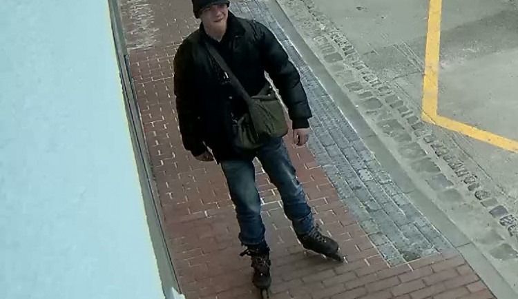 Zloděj na kolečkových bruslích ukradl nářadí