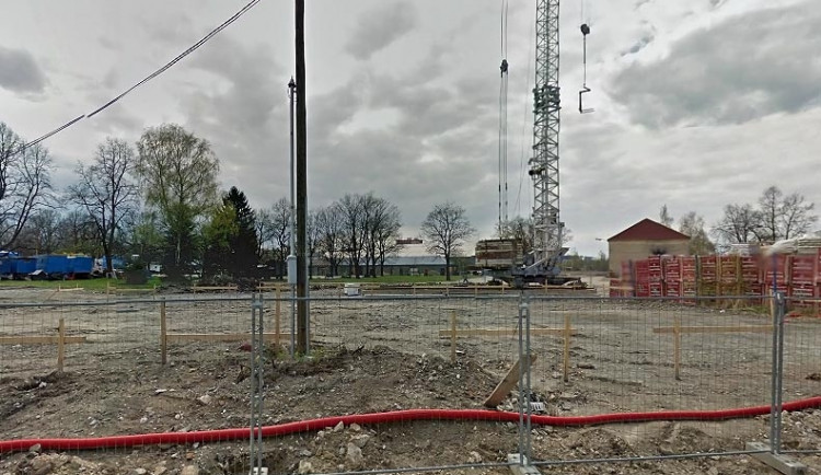 Na staveništi ležela mrtvá žena. Zřejmě spáchala sebevraždu