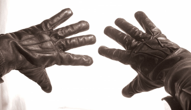 Zloděje prozradily rukavice