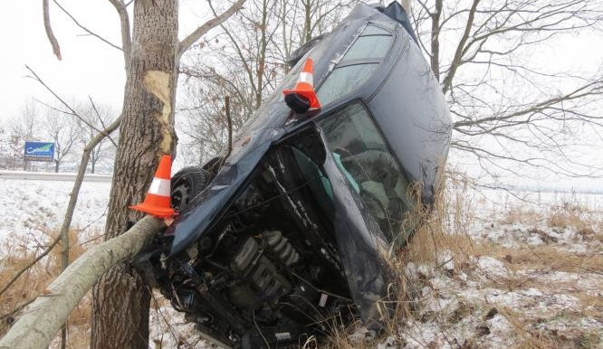 Mazda vylétla ze silnice a zůstala viset na stromě