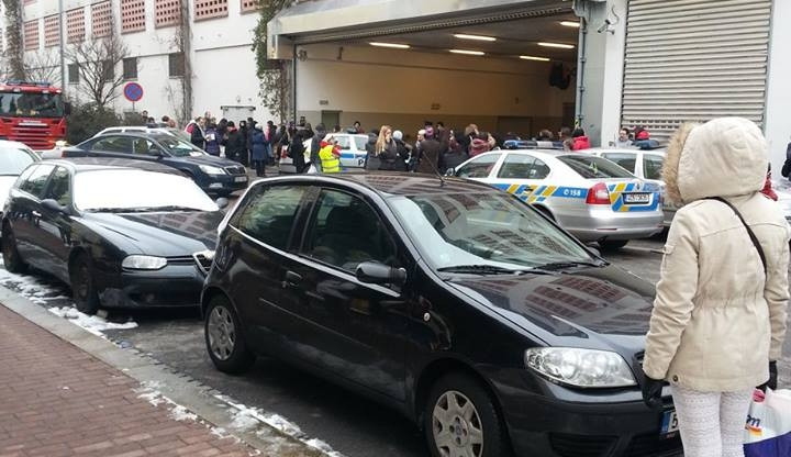 „V IGY vybouchne bomba!“ řekl anonym a zavěsil