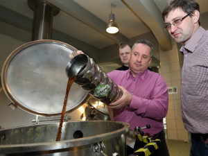 Ředitel a vrchní sládek pivovaru Milan Schramm přidává bylinný výluh, foto: Starobrno