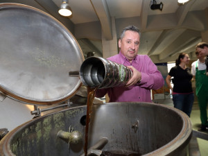 Ředitel a vrchní sládek pivovaru Milan Schramm přidává bylinný výluh, foto: Starobrno