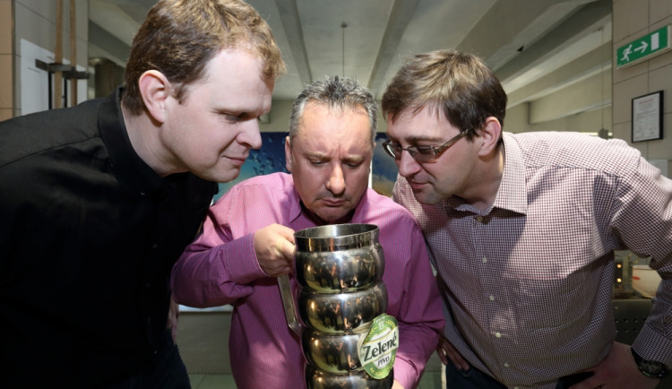 Poslední kontrolu bylinného výluhu provádí sládek Michal Gec, ředitel a vrchní sládek pivovaru Milan Schramm a kvalitář Jiří Brňovjak, foto: Starobrno