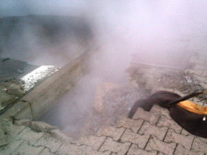 Pára způsobila propad silnice a chodníku, foto: hasiči JMK