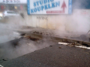 Pára způsobila propad silnice a chodníku, foto: hasiči JMK