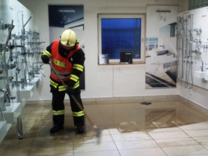 Kvůli nehodě museli hasiči vyklízet vodu i z přilehlé prodejny, foto: hasiči JMK