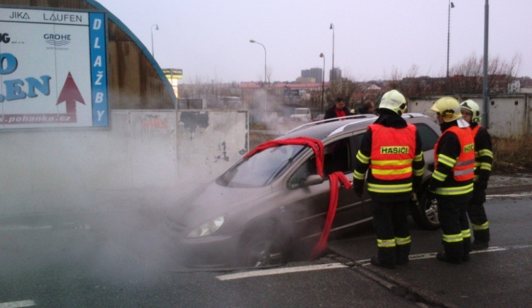 Hasiči vytahovali z jámy auto, foto: hasiči JMK
