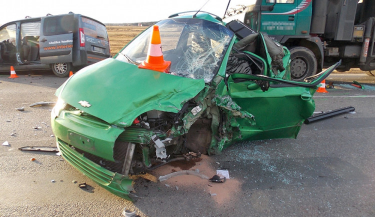 Řidič chevroletu po střetu s fiatem zemřel v nemocnici