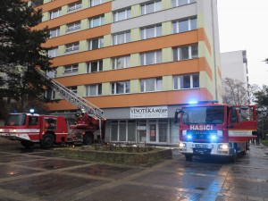 Hasiči likvidovali požár paneláku, foto: hasiči JMK