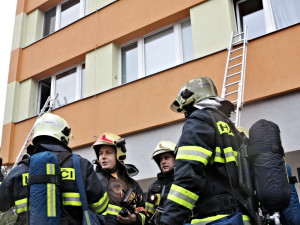 Hasiči likvidovali požár paneláku, foto: hasiči JMK