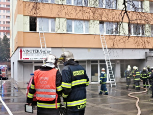 Hasiči likvidovali požár paneláku, foto: hasiči JMK