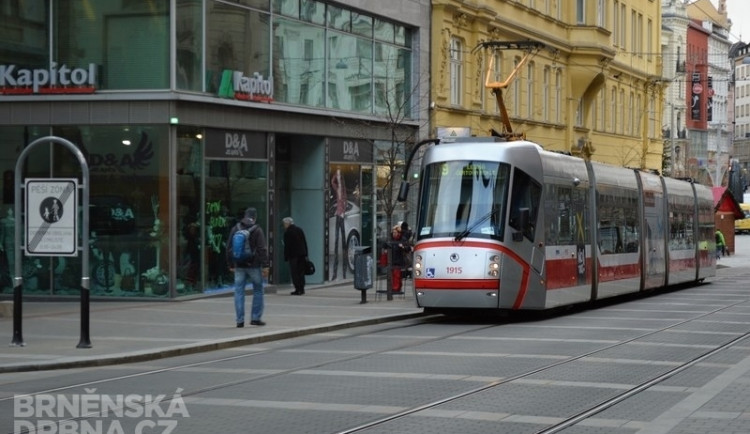 Mladík napadl revizora. Před zraky strážníků