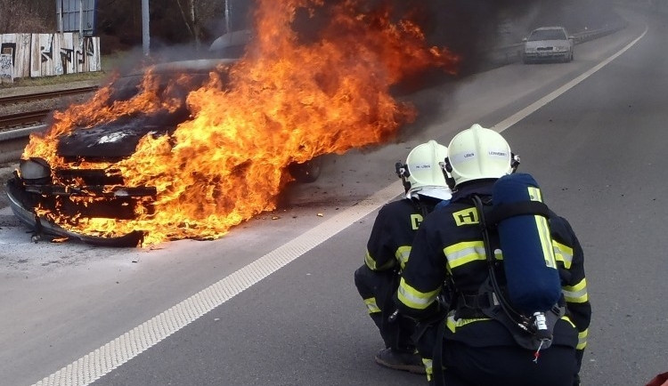 Hořící auto uhasili za méně než tři minuty
