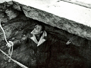 Hasiči zasahovali před osmatřicetilety u propadu půdy v Pekařské ulici, foto: hasiči JMK