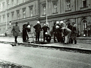Hasiči zasahovali před osmatřicetilety u propadu půdy v Pekařské ulici, foto: hasiči JMK