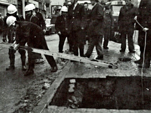 Hasiči zasahovali před osmatřicetilety u propadu půdy v Pekařské ulici, foto: hasiči JMK