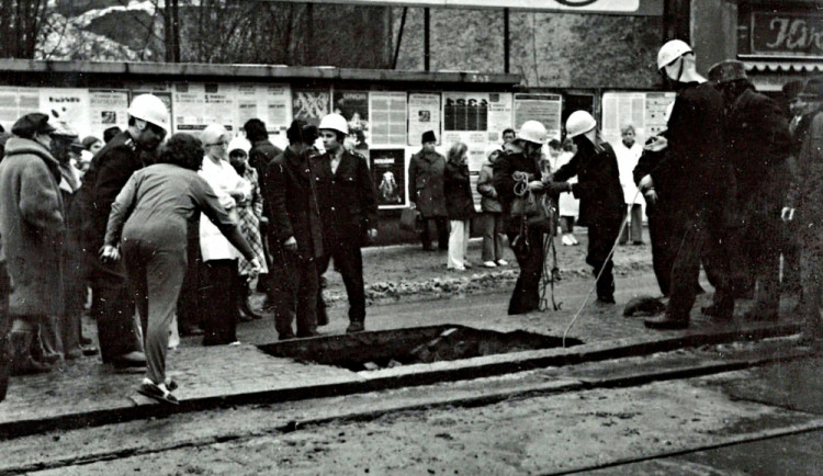 Hasiči zasahovali před osmatřicetilety u propadu půdy v Pekařské ulici, foto: hasiči JMK