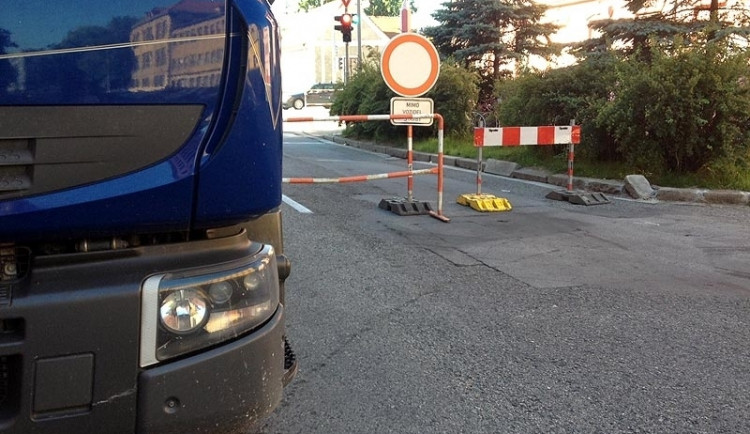 Začíná další etapa výstavby zanádražní komunikace