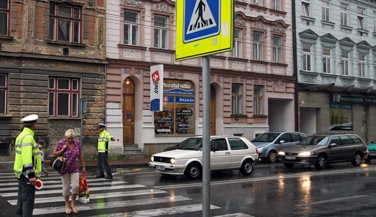 Chodkyni srazilo na přechodu auto, je vážně zraněna
