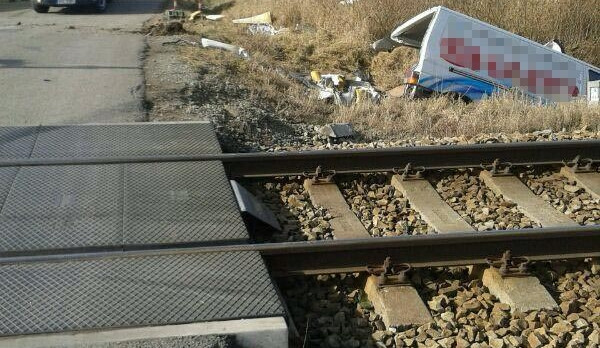 Řidič zdemolované dodávky měl při srážce s vlakem štěstí