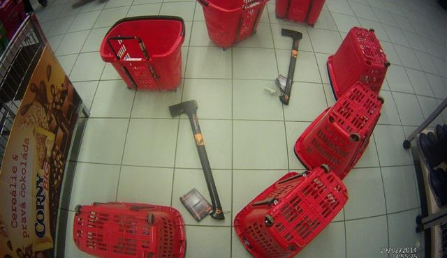 Strážníci zajistili sekery jako důkaz pro policii, foto: Městská policie Brno