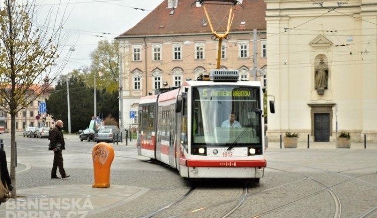 Podnapilý cestující napadl v tramvaji strážníky