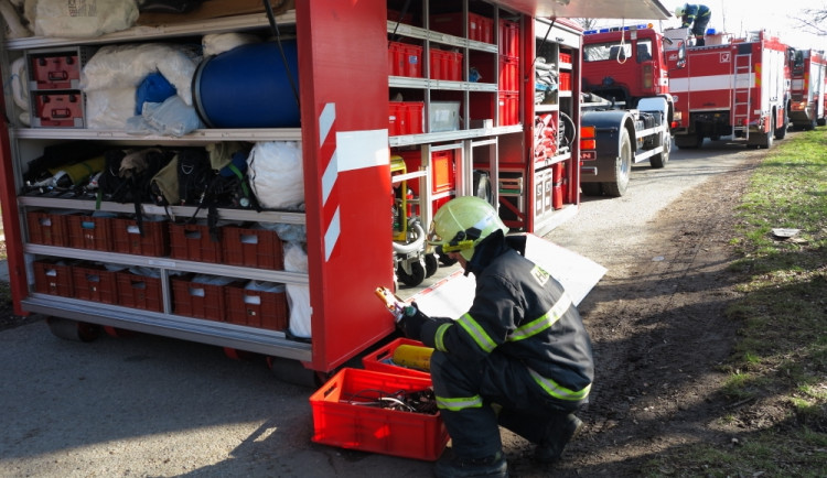 Hasiči likvidovali ropnou látku na řece Svratce, foto: hasiči JMK