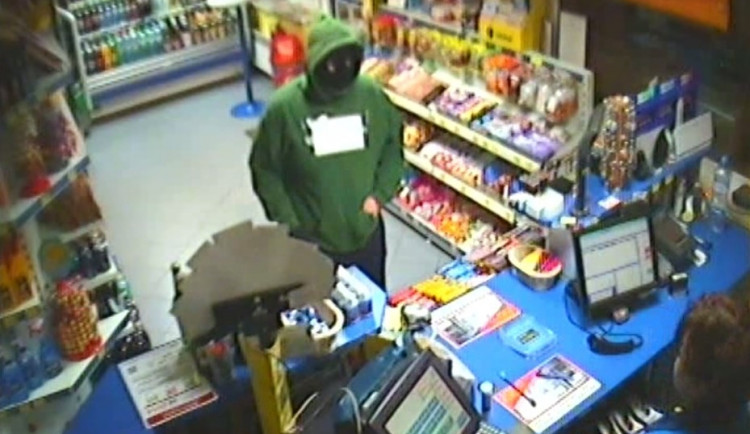 Zloděj se maskoval mikinou s přelepeným nápisem, foto: Policie ČR