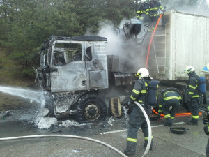 Zničený kamion na D1, foto: HZS JMK