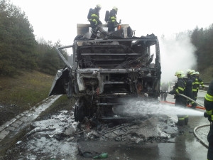 Zničený kamion na D1, foto: HZS JMK