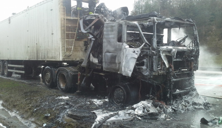Zničený kamion na D1, foto: HZS JMK