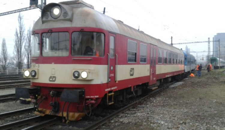 Vykolejený vlak na hlavním nádraží, foto: Drážní inspekce