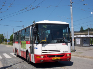 Hledá se řidič, který myškou způsobil zranění cestujícího v autobusu