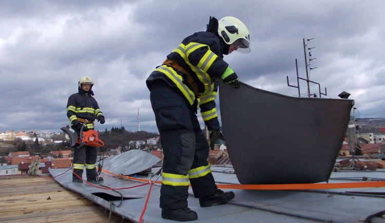 Hasiči zajišťují utrženou střechu, foto: HZS JMK